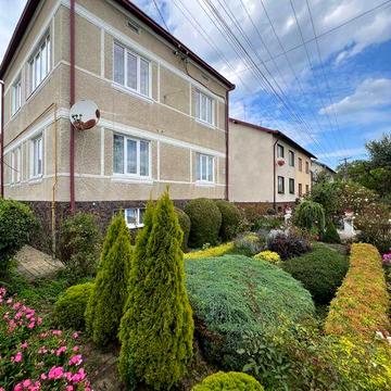 Продаж будинку у м. Самборі 10 соток | 2 поверхи + 2 гаражі