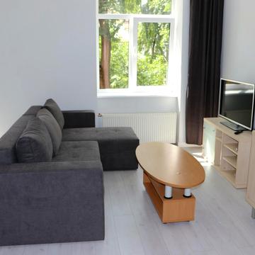 Велика Васильківська вул. (Червоноармійська), 36