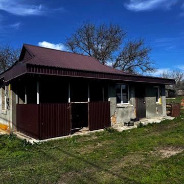 ПРОДАЄТЬСЯ ПРОСТОРИЙ БУДИНОК! З незакінченим ремонтом і земельною ділянкою 0.25 га.