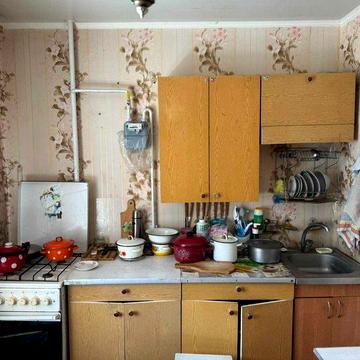 Продам 1 комнатную квартиру под  ремонт Сокол 1 дом 1.