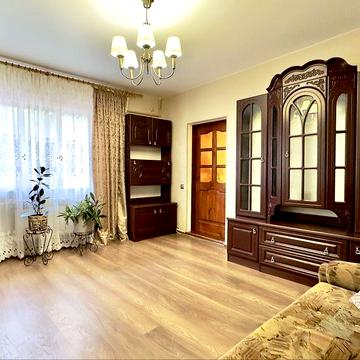 Будинок в центрі Бучі 95000$. Два гаража. Централізовані комунікації.