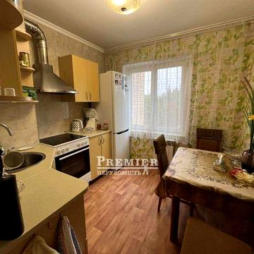 Простора 3-кімнатна квартира  72 кв.м з ремонтом .