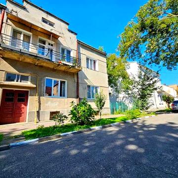 3-кімнатна квартира в "польському люксі" в центрі міста з гаражем.