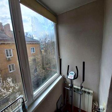 Вільна з 01.06.Світла студія в центрі: кондиціонер, меблі, посуд. Можна з тваринами