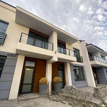 Продаж таунхаус з чорновими роботами