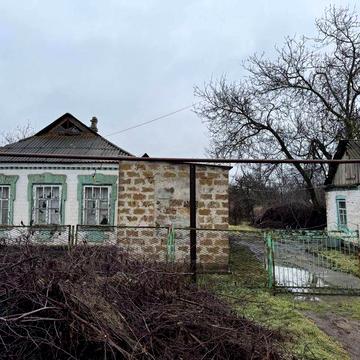 Коломойцево продаж будинку 10 соток, 3 кімнати, вода, світло, газ зараз перекритий Місце супер а сам будинок потребує уваги і вкладань