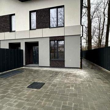 Кутовий таунхаус біля парку «ЦЕНТРАЛЬНИЙ» задній двір 15 метрів