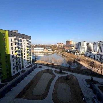 Продам трикімнатну квартиру з виглядом на Міське озеро