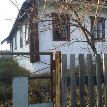 Продаю будинок 10 соток, вулиця миру 122 Дубровиця. Біля кафе "Тет а тет". Ціна 5000,$. Номер телефону 0684405781 або  0966662937