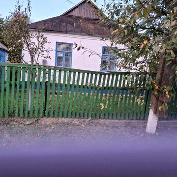 Продам будинок з гаражем та присадибною ділянкою, а також дачний будиночок