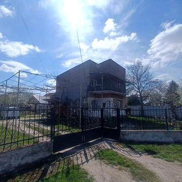 ЗАТИШНЕ БУДИНКОВОЛОДІННЯ біля термальних басейнів: 2-х поверховий 4 кімнатний будинок 106 кв.м + одноповерховий маленький будинок, 7 соток, тихе місце