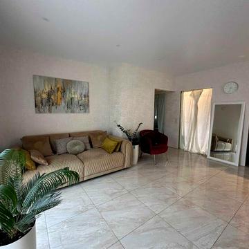 Будинок з новим ремонтом, в затишній локації!