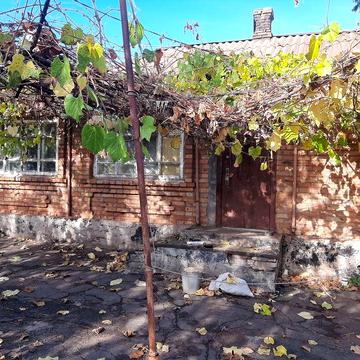 Невеликий але свій Будинок на ближній Карнаватці поруч з зупинкою  Горького(Девятиповерхівка), є газ, світло, вода. Своє прдвірʼя, зручний заізд