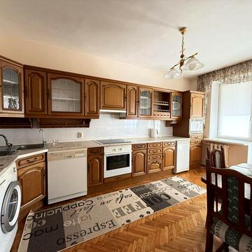 Продається простора 4-кімнатна квартира на вул. Олександра Кониського 52-58