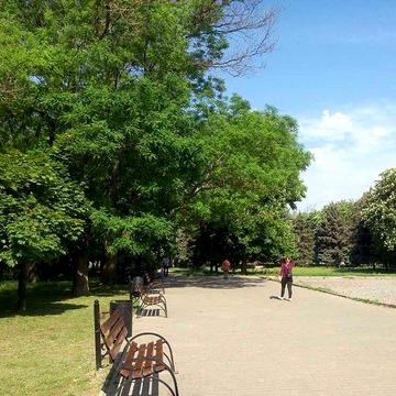 Можна під Євідновлення. Однодвушка біля парку.