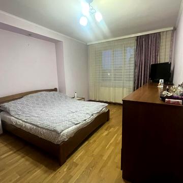 Богдана Хмельницького вул., 53