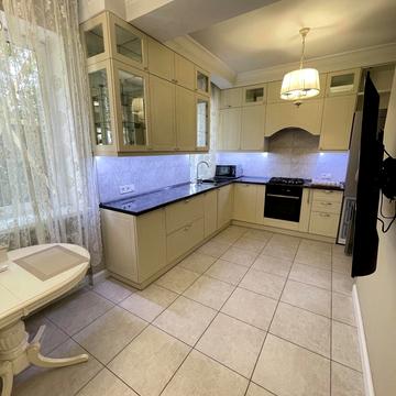 Адміральський просп., 10