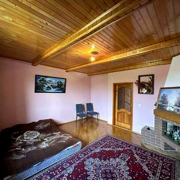 Будинок в центрі Коломиї, тиха вулиця без наскрізного руху.