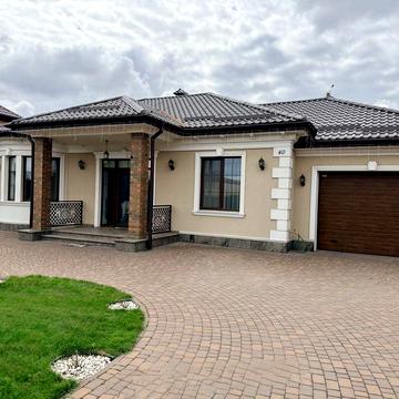 Сучасний та світлий будинок у місті