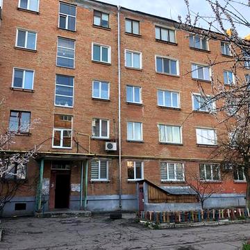 Продається простора трикімнатна квартира в центрі міста. Номер мобільного, Вайбер, WhatsApp +380985047181. 26000€