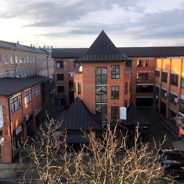 Продається простора трикімнатна квартира в центрі міста. Номер мобільного, Вайбер, WhatsApp +380985047181. 26000€