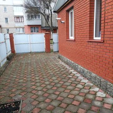 Будинок у центрі Звягеля | 3 кімнати | Двір, парковка | Автономка