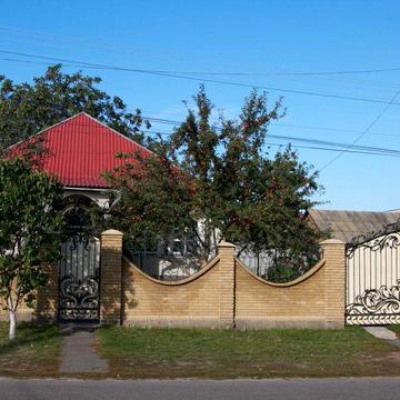 Продається житловий будинок із земельною ділянкою