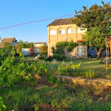 Двоповерхова дача в оренду.