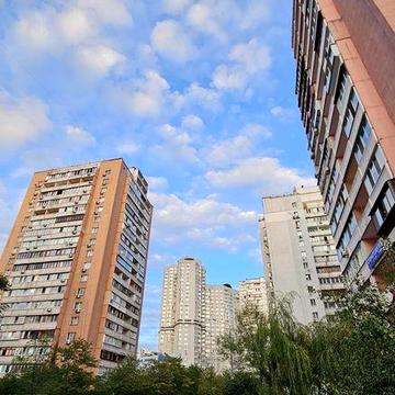 Гришко,8. Квартира 40кв.м. поруч з метро!етро Позняки та ТРЦ Аладдін.