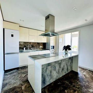 Простора та дуже гарна 3 кімнатна квартира в центрі міста