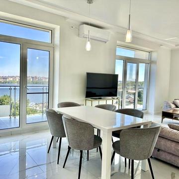 Оренда квартири в клубному будинку з виглядом на озеро та гаражем