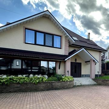 Молодіжна, 24