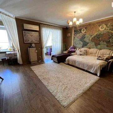 Продаю затишну квартиру на вулицi Зарiчанськiй