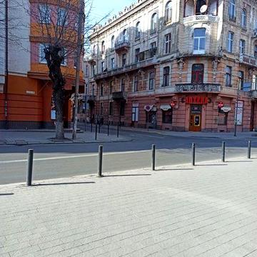 Продам квартиру Центр .перший поверх  плюс підвал