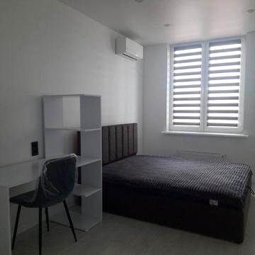 Власник  Київ Євродвушка ЖК "КРІСТАЛ АВЕНЮ", вул. Кришталева,1