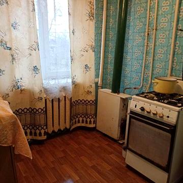 Продам 2х кімнатну квартиру 1 поверх 2х етажного будинку.