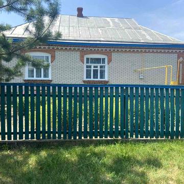 Продається житловий будинок в селі Кисляк.  Із земельними ділянками. Все що є в будинку залишається. Газ та вода є в будинку.