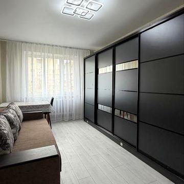 2-кімнатна квартира, Малікова, 54 м², капремонт, меблі, 2 балкони