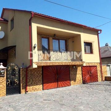 Продається просторий цегляний будинок у смт. Вілок