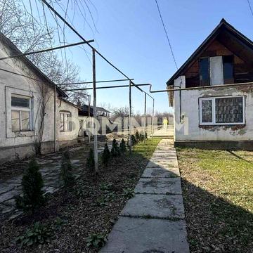 Просторий будинок з великою ділянкою у Виноградові