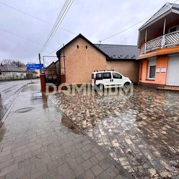 Будинок із комерційним приміщенням у центрі Виноградова
