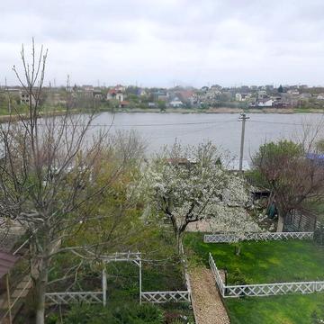 Будинок у озера