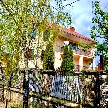 Продаж 3 поверхового будинку з верандою і ділянкою на 8.5 сотки, 390 кв. м