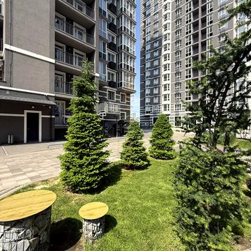 Леоніда Бірюкова бульв., 5 