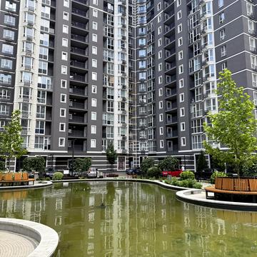 Леоніда Бірюкова бульв., 5 