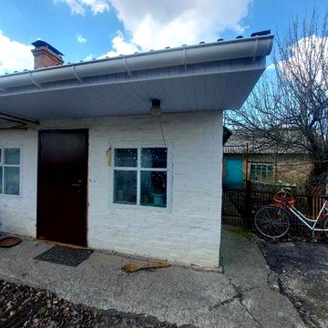 Будинок в Піщаному. Вул. Лисенка, центр. Глинобитний обкладений кирпичем.