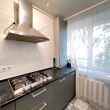 Простора 3-кімнатна квартира з кухнею вітальнею