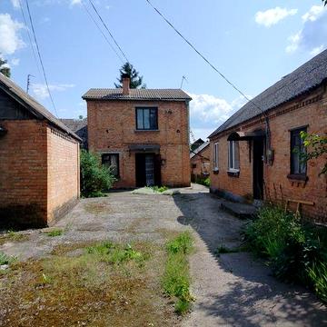 Тяжилів, близьких транспорт, великий двір