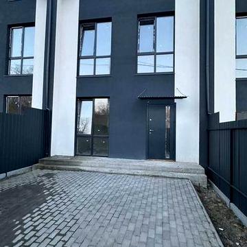 Таунхаус зі штукатуркою за дуже гарною ціною в Бучі, хороша локація
