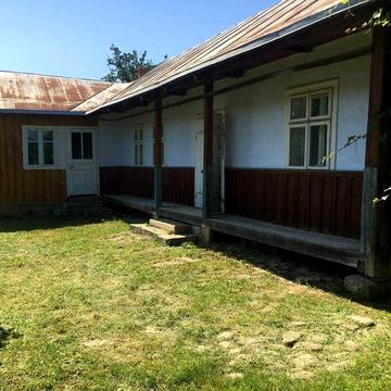 Будинок з садом та земельною ділянкою